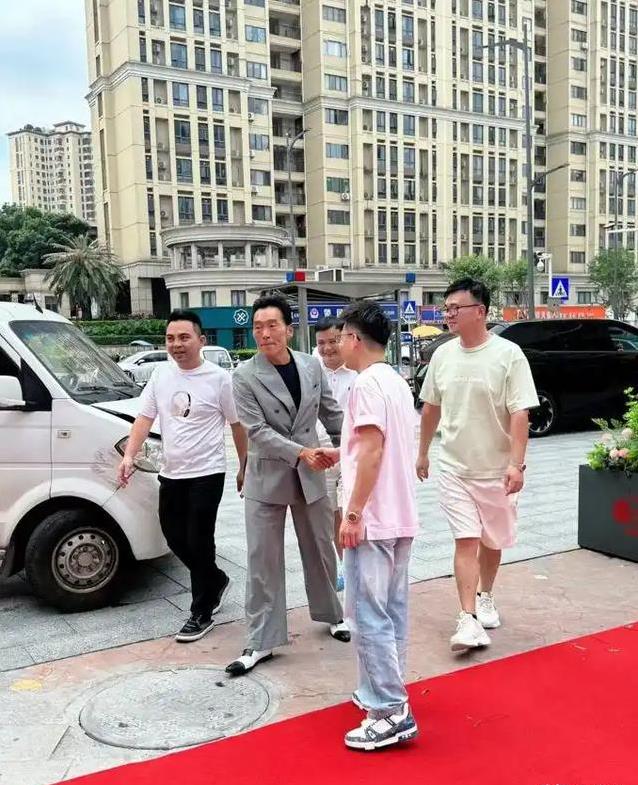 台下稀稀拉, AA
