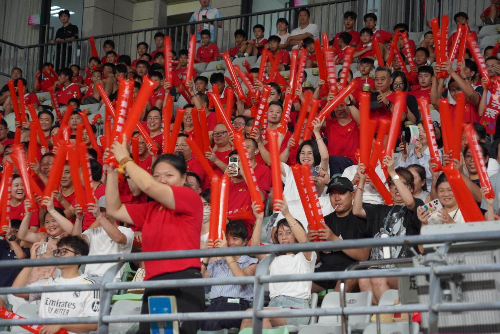 迅速锁定胜, 年足球交流